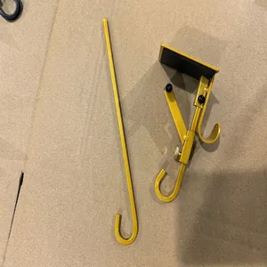 Vue détaillée de supports de chaussettes de Noël en métal doré pour décor de cheminée