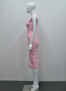 Zijaanzicht van een stijlvolle, nauwsluitende roze mouwloze bandage midi-jurk voor dames