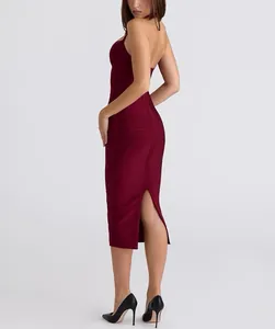 Élégante robe midi bandage bordeaux dos nu montrant une silhouette raffinée de dos