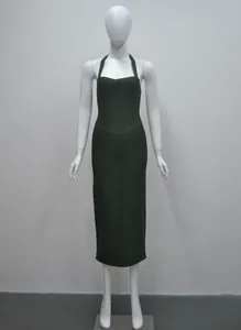 Élégante robe bandage mi-longue dos nu vert foncé pour soirée présentée sur mannequin.