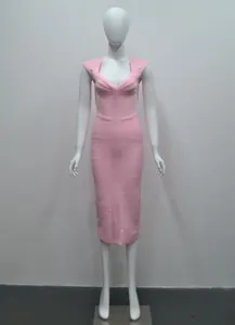 Volledig gedetailleerd overzicht van roze mouwloze bodycon bandage midi-jurk op een pop