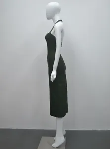 Vue latérale montrant la coupe ajustée d'une élégante robe midi bandage dos nu vert foncé