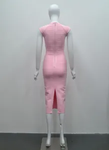 Achteraanzicht van roze mouwloze bandage midi-jurk met rits en split aan de achterkant.