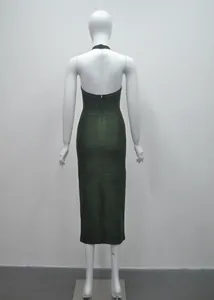 Vue arrière détaillée d'une robe mi-longue bandage dos nu licou vert foncé élégante