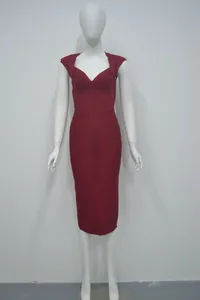 Volledig zicht op een elegante mouwloze bordeauxrode bandage midi-jurk voor banketten.