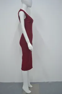 Zijaanzicht detail van een wijnrode mouwloze nauwsluitende bandage midi-jurk op een mannequin.