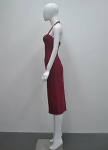 Détail de vue latérale d'une robe mi-longue à licou bordeaux sur un mannequin