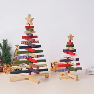 Due alberi di Natale rotanti in legno colorato con oggetti decorativi festivi