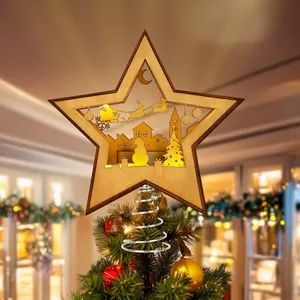 Beleuchtete Baumspitze aus Holz mit lasergeschnittenem Weihnachtsdorf