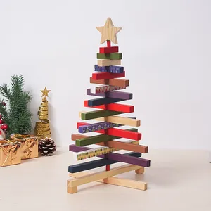Dettaglio di un albero di Natale rotante in legno colorato su un tavolo festivo