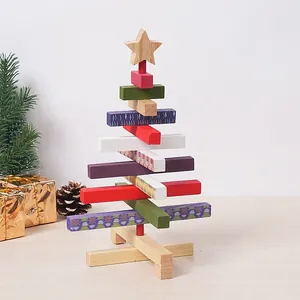 Albero di Natale rotante in legno colorato con punta a stella e decori festivi