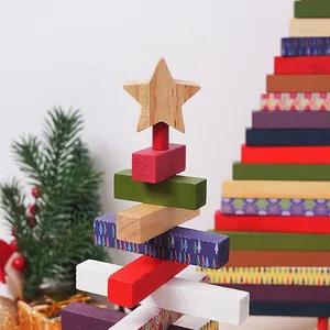 Dettaglio dei blocchi di legno colorati e del puntale a stella di un albero di Natale rotante