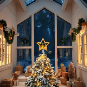 Detailansicht einer beleuchteten Baumspitze aus Holz auf verschneitem Weihnachtsbaum