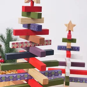 Primo piano di un colorato albero di Natale rotante in legno fatto di blocchi impilati
