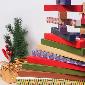 Dettaglio ravvicinato di blocchi di legno colorati con motivi per albero di Natale