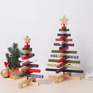Vista dettagliata di due dimensioni di ornamenti per alberi di Natale rotanti in legno