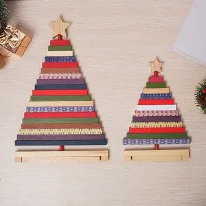 Set di due ornamenti per albero di Natale in legno con doghe colorate sovrapposte