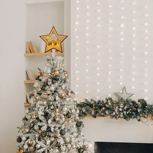 Holzstern-Christbaumspitze mit warmen LED-Lichtern in festlicher Wohnzimmer-Atmosphäre