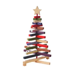 Albero di Natale rotante in legno colorato per decorazione da tavolo