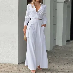 Ensemble élégant deux pièces blanc avec chemise à manches longues et pantalon large
