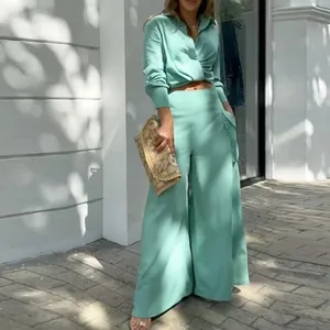 Élégant ensemble deux pièces vert menthe avec chemise à revers et pantalon large femme