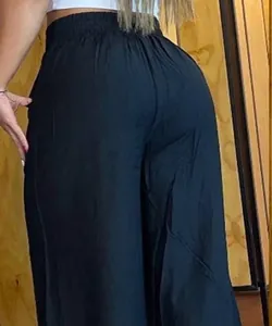 Vue arrière d'un pantalon noir à taille haute et jambe large avec taille élastique