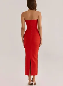 Vue arrière d'une élégante robe longue bandage rouge sans bretelles avec fermeture éclair