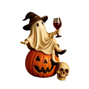 Statue de fantôme d'Halloween en résine sur une citrouille avec chapeau et verre de vin