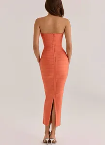 Vue arrière d'une robe midi bandage orange sans bretelles avec fermeture éclair chic