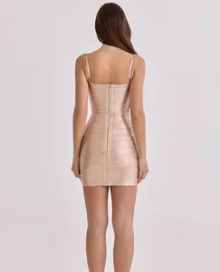 Vue arrière d'une mini robe bandage or rose sexy avec fines bretelles et brillance