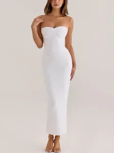 Vue détaillée de la robe midi bandage blanche sans bretelles au design élégant.