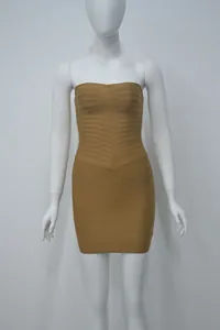 Vue détaillée d'une mini-robe bandage bustier marron clair sur un mannequin