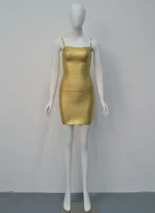Vue détaillée d'une robe bandage dorée métallisée sur un mannequin blanc pour fête.