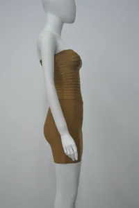 Vue de profil d'une mini-robe bandage moulante sans bretelles couleur camel sur mannequin