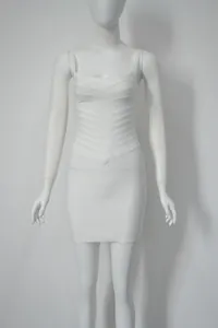 Détail de la texture d'une mini robe bandage blanche sans manches sur un mannequin