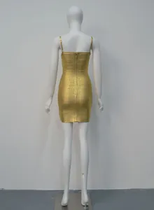 Vue arrière détaillée d'une robe bandage dorée scintillante à fines bretelles ajustée.
