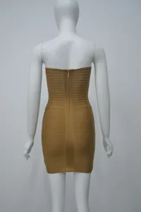 Détail de la vue arrière d'une mini-robe bandage bustier jaune moutarde sur mannequin.