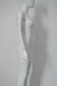 Robe bandage blanche sexy sans manches vue de profil pour soirées élégantes et chic