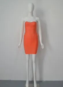 Vue de face d'une mini robe bandage moulante bustier orange vif sur un mannequin