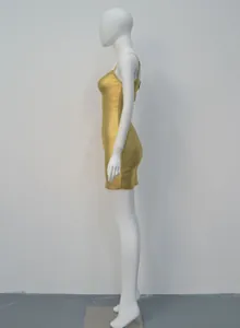 Vue latérale détaillée d'une robe bandage sexy dorée avec fines bretelles de fête