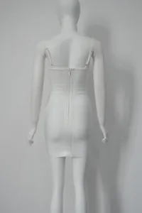 Vue arrière d'une robe bandage moulante blanche avec fermeture éclair sur un mannequin.