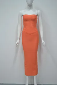 Vue détaillée d'une élégante robe midi bandage orange sans bretelles et à taille haute