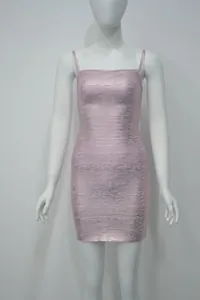 Détail d'une robe bandage rose dorée scintillante avec de fines bretelles sexy pour soirée