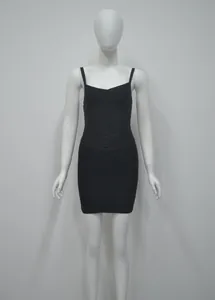 Vue détaillée d'une élégante robe bandage noire sans manches sur un mannequin blanc