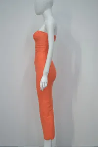 Vue latérale d'une robe mi-longue orange bustier moulante à bandages sur mannequin