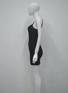 Vue de côté professionnelle d'une robe bandage noire sans manches sur mannequin.