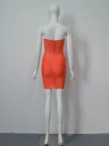 Vue arrière d'une robe mini bandage bustier corail moulante avec détail de fermeture