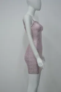 Vue de profil montrant le miroitement métallique et la texture bandage de cette robe rose