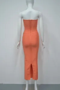 Vue arrière d'une robe mi-longue bandeau corail chic avec fermeture éclair au dos