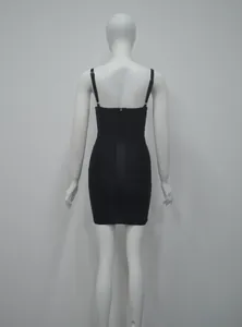 Vue arrière détaillée d'une robe bandage noire moulante avec fines bretelles réglables